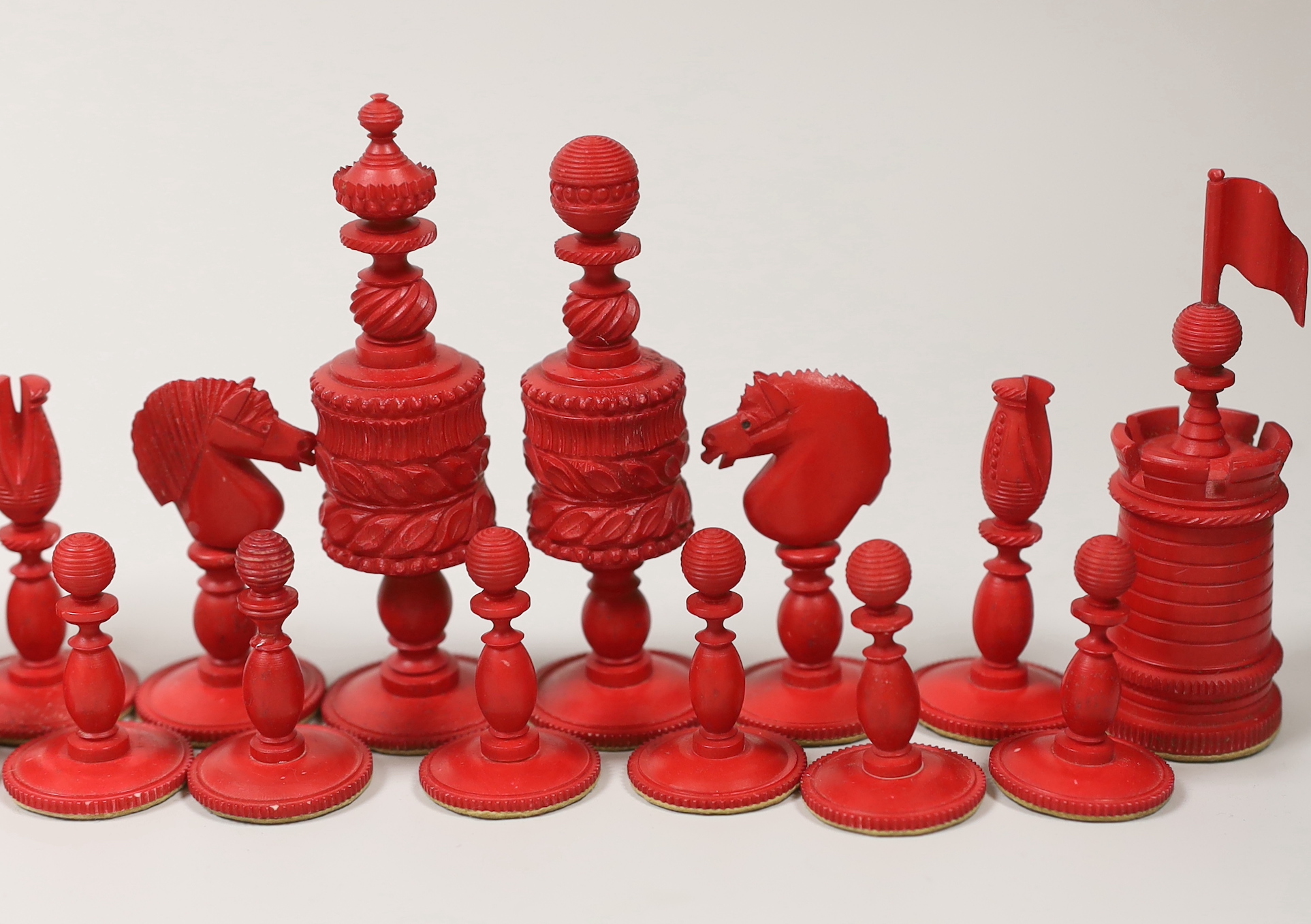 An early 19th century English turned and stained bone barleycorn pattern chess set, king 11.2cm tall